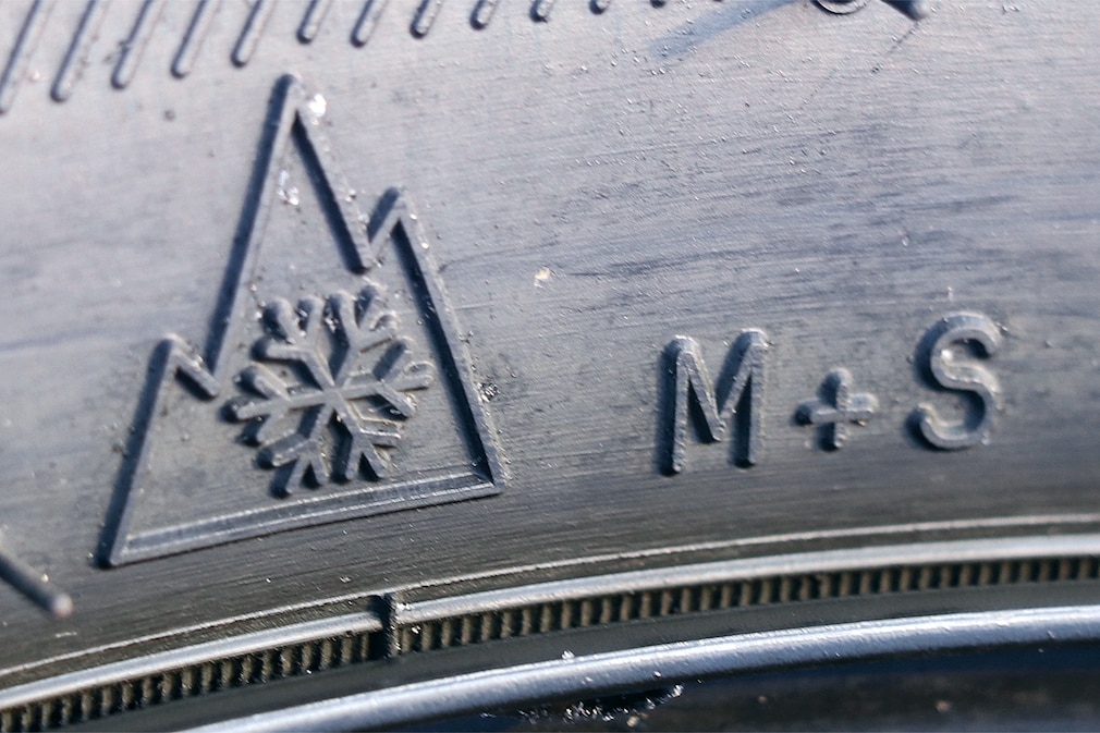 Winterreifen 235/55 R 18 V