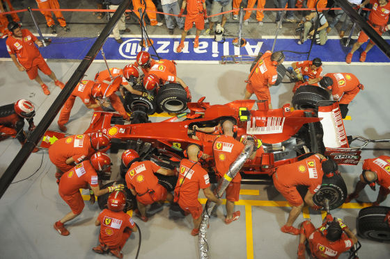 Formel 1, GP von Singapur 2008, Die Ferrari-Crew beim Boxenstopp-Training
