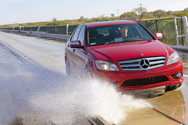Aquaplaning Winterreifen der Größe 225/45 R 17 im Test