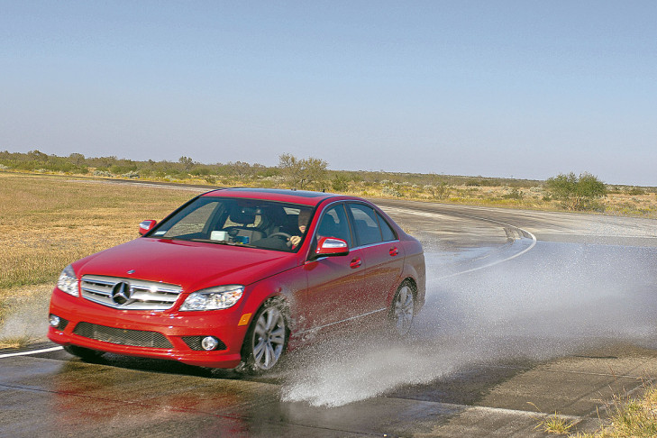 Kurven-Aquaplaning Winterreifen der Größe 225/45 R 17 im Test