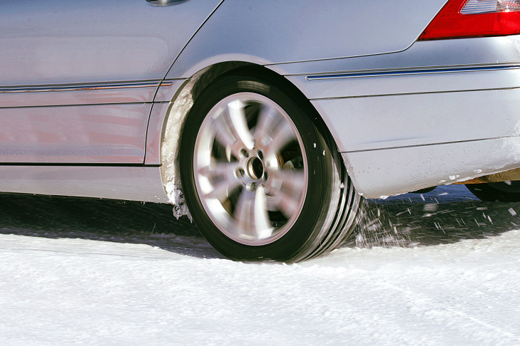 Traktion Winterreifen der Größe 225/45 R 17 im Test