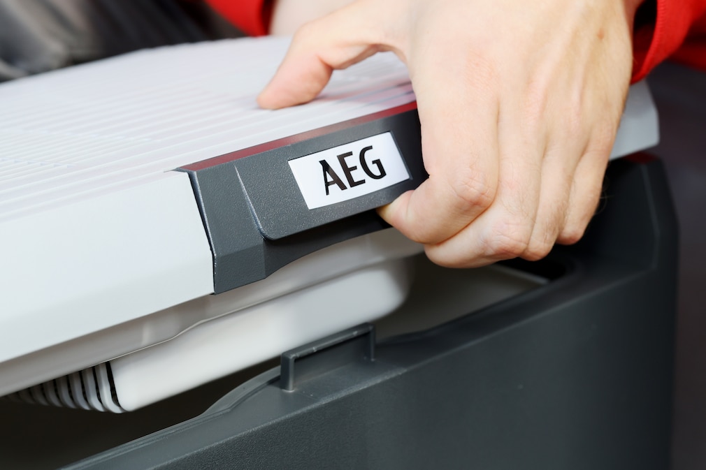 Detailansicht: Solider Griff der AEG-Kühlbox