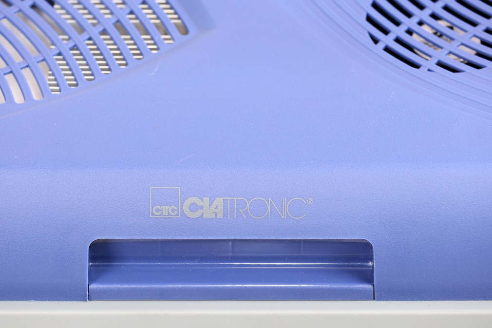 Detailansicht des scharfkantigen Griffs der Clatronic-Kühlbox