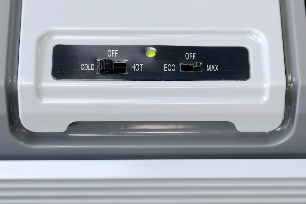 Detailaufnahme: Bedienungsknöpfe einer Kühlbox
