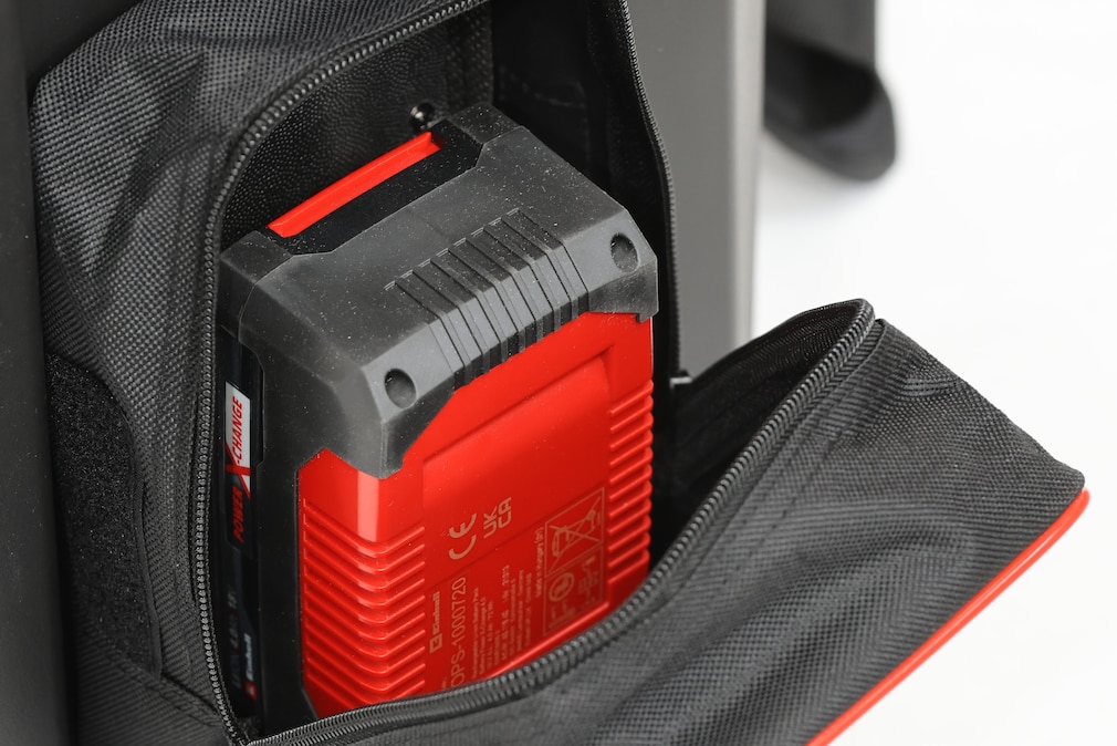 Detailaufnahme eines Akkus an der Einhell-Kühlbox für netzunabhängigen Betrieb