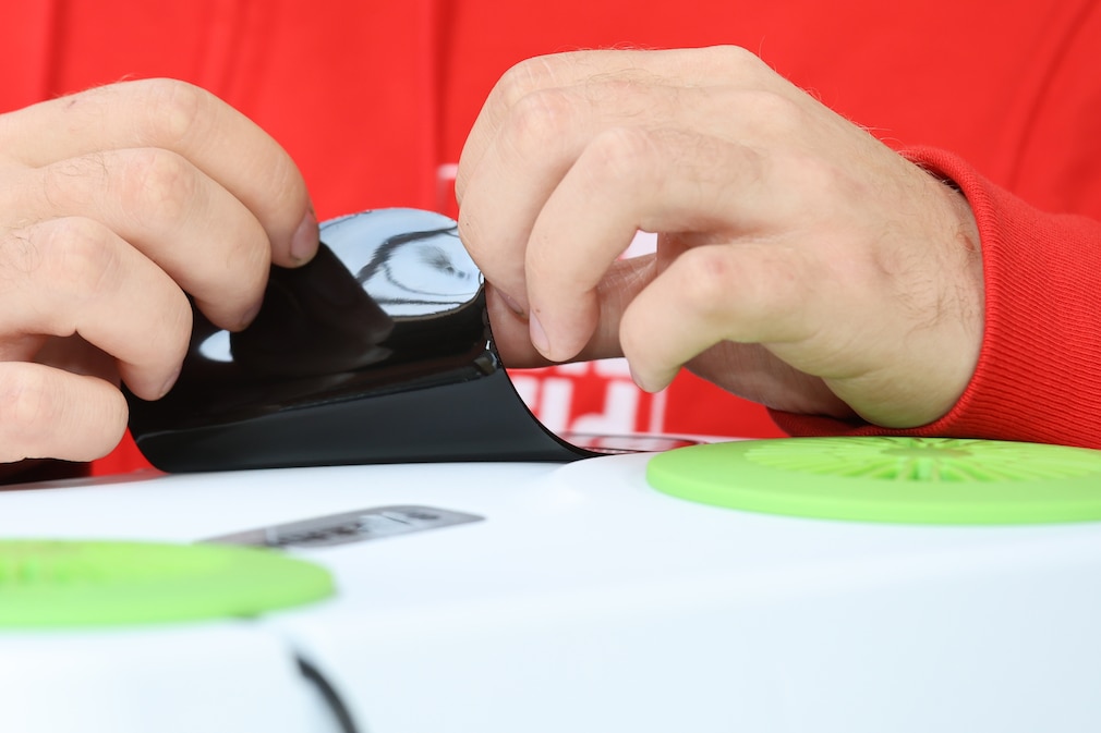 Detailbild: Antirutschpad an einer Kühlbox zur Arretierung einer Powerbank