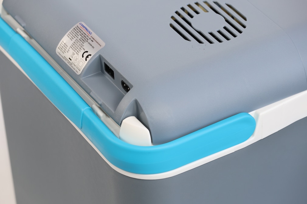 Detailbild: Verriegelung an einer Kühlbox zur Arretierung des Tragegriffs