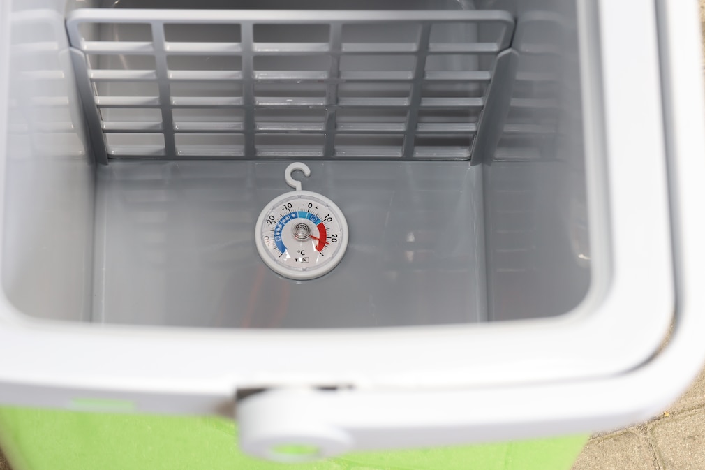 Innenansicht einer Kühlbox mit Thermometer zur Temperaturmessung