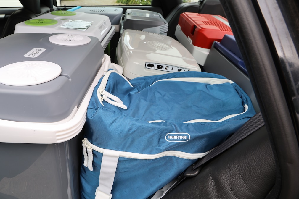 Kofferraum voller Kühlboxen, eine Softcase-Version ist in eine Lücke gestopft