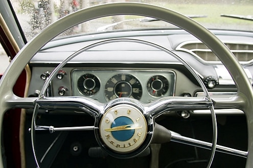 Runde Sache: elegantes Cockpit mit geschwungenem Armaturenbrett. Die Dreigang-Schaltung sitzt rechts am Lenkrad.