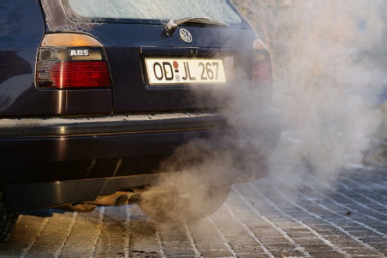 Auto im Winter warmlaufen lassen: Auswirkungen und Strafe