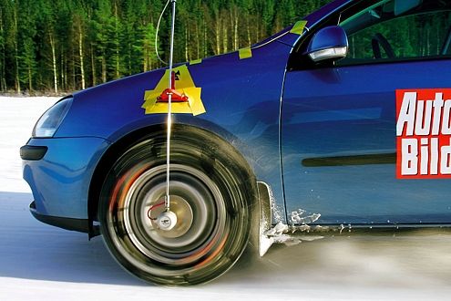 Was hilft wirklich, wenns schneit? AUTO BILD hat zwölf Schneeketten – darunter vier verschiedene Funktions-Systeme – getestet. Überprüft wurden die Traktion, ...