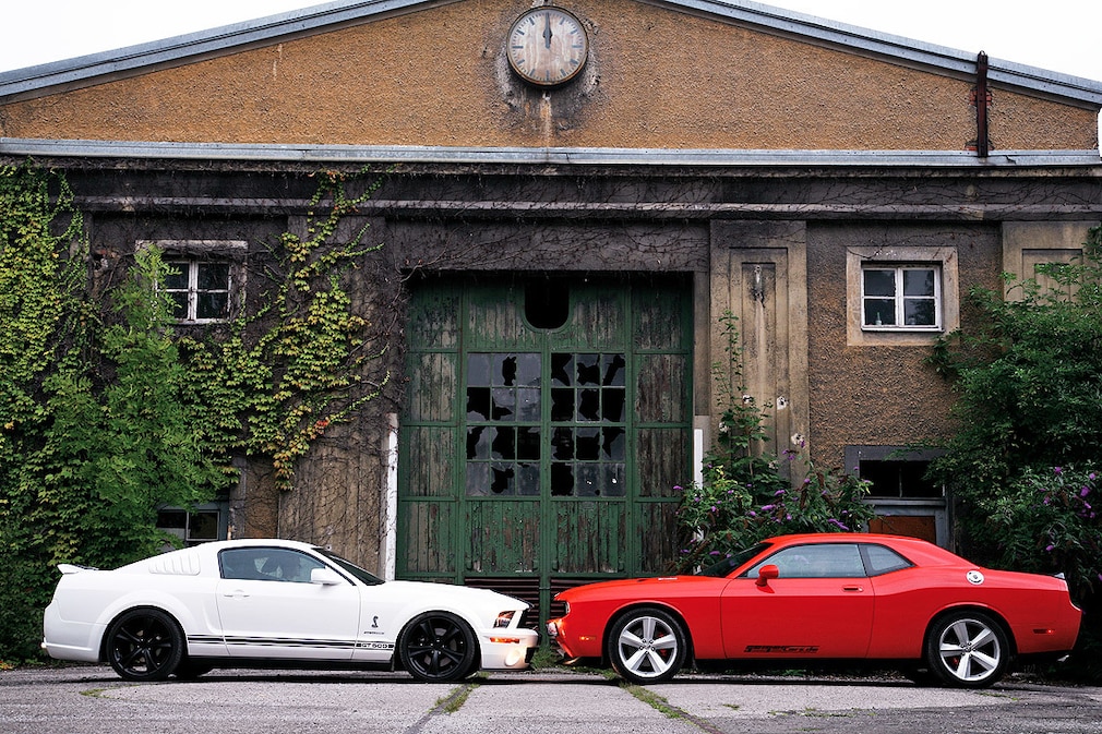 Dodge Challenger SRT8 Ford Shelby GT 500