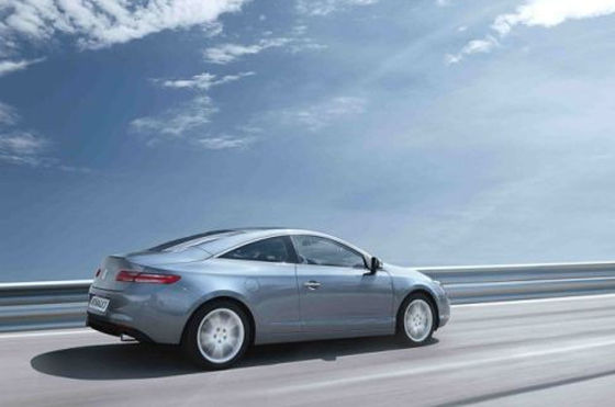 Die Top-Motorisierung ist ein V6 mit 3,5 Liter Hubraum und 238 PS, der 245 km/h schafft.