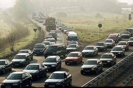 Stau Autobahn Nebel