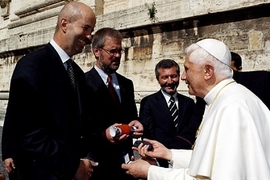 BMW X5 für Benedikt XVI.
