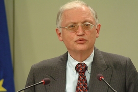 Günter Verheugen warnt vor einer großen Krise der Autoindustrie.