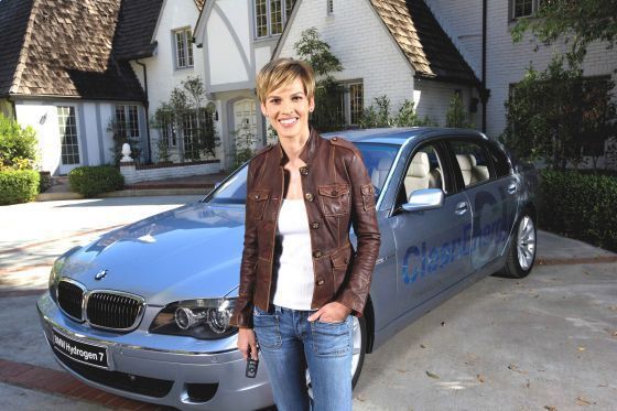 Hilary Swank im BMW Hydrogen 7