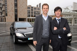 Oliver Bierhoff und Jogi Löw vor ihren S 400 Blue Hybrid-Testautos.