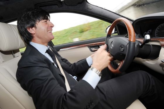 Bundestrainer Löw am Steuer des S 400 Blue Hybrid.