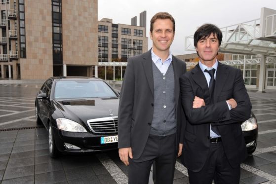 Oliver Bierhoff und Jogi Löw vor ihren S 400 Blue Hybrid-Testautos.