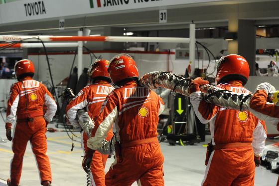 Eine neue WM-Disziplin ist geboren: Die Ferrari-Crew siegt beim Nachtrennen von Singapur im Wettbewerb der Tankschlach-Schlepper.