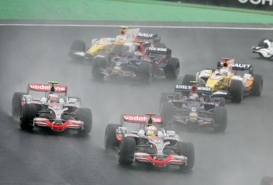 Schon am Start unter Druck: Kovalainen und Vettel rücken Hamilton auf die Pelle.