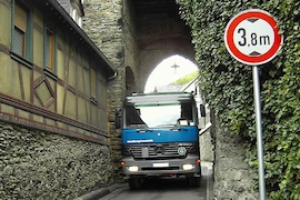 Lkw bei Ortsdurchfahrt