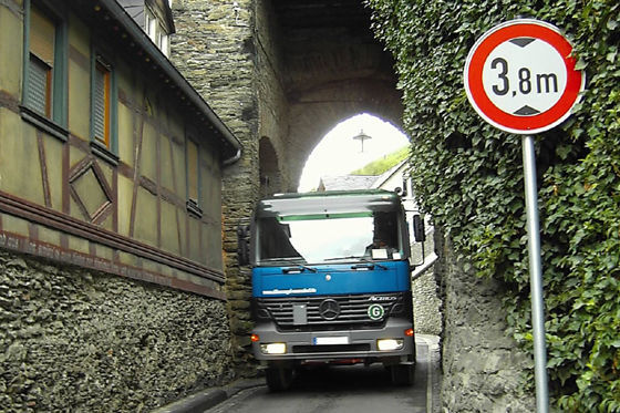 Lkw bei Ortsdurchfahrt