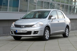 Nissan Tiida Stufenheck