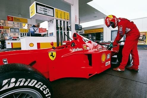 Formel-1-Auto Shell Tankstelle