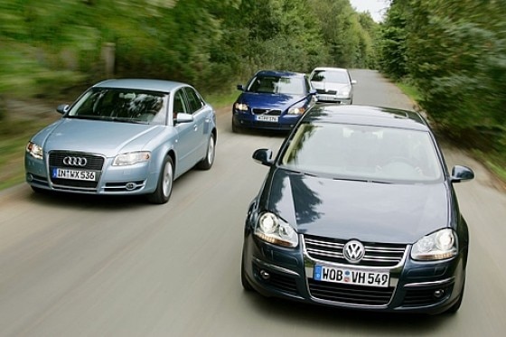 Vier kompakte Stufenheck-Limousinen