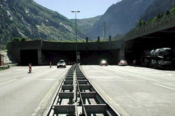 Der St. Gotthard-Tunnel darf nur mit Schweizer Vignette befahren werden.