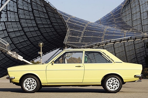 Unter deutschen Dächern: der Audi 80 GL im Münchner Olympiapark.