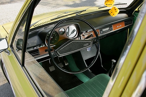 Das Cockpit strahlt mit dem Charme der 70er Jahre.