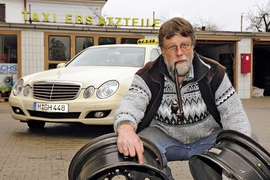 Taxiausrüster Günter Pöpperl mit zerstörten Felgen