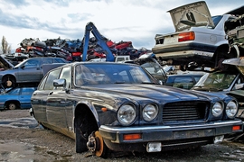 Autoschrottplatz mit Jaguar XJ