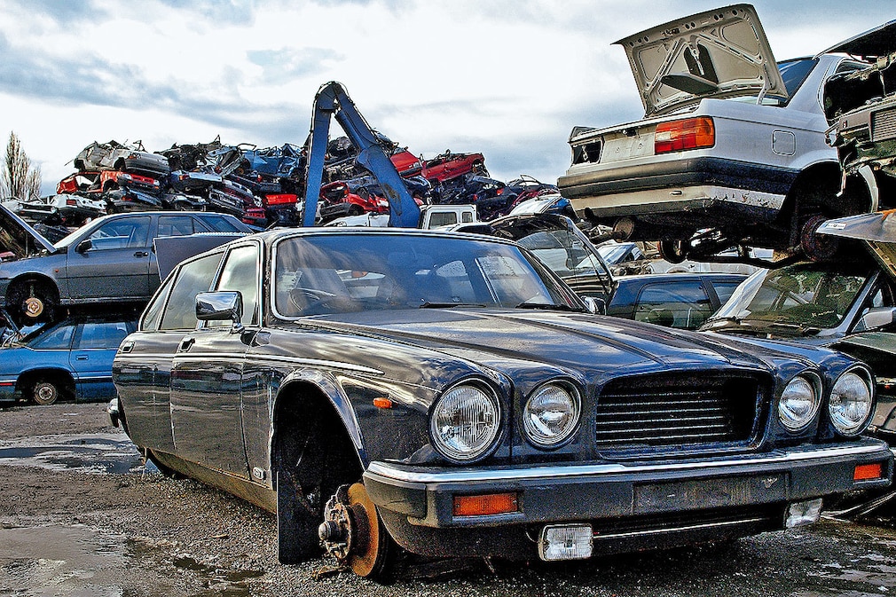 Autoschrottplatz mit Jaguar XJ