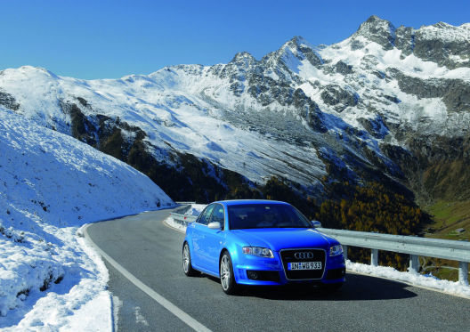 Beim "Driver's Day" geht es im Audi-Spitzenmodell in die verschneiten Alpen.