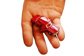 Hand mit Modellauto