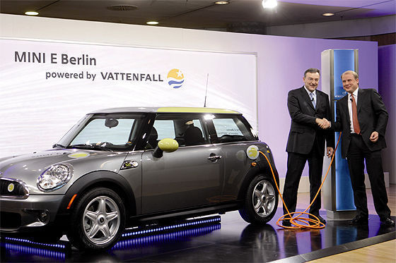 Angestöpselt ist: BMW sorgt fürs Auto, von Vattenfall kommt der Strom. Getankt wird reine Öko-Elektrizität.