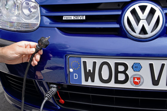 Der Golf TwinDrive soll im reinen Elektrobetrieb 50 Kilometer Fahrstrecke schaffen und dabei 120 km/h schnell sein.