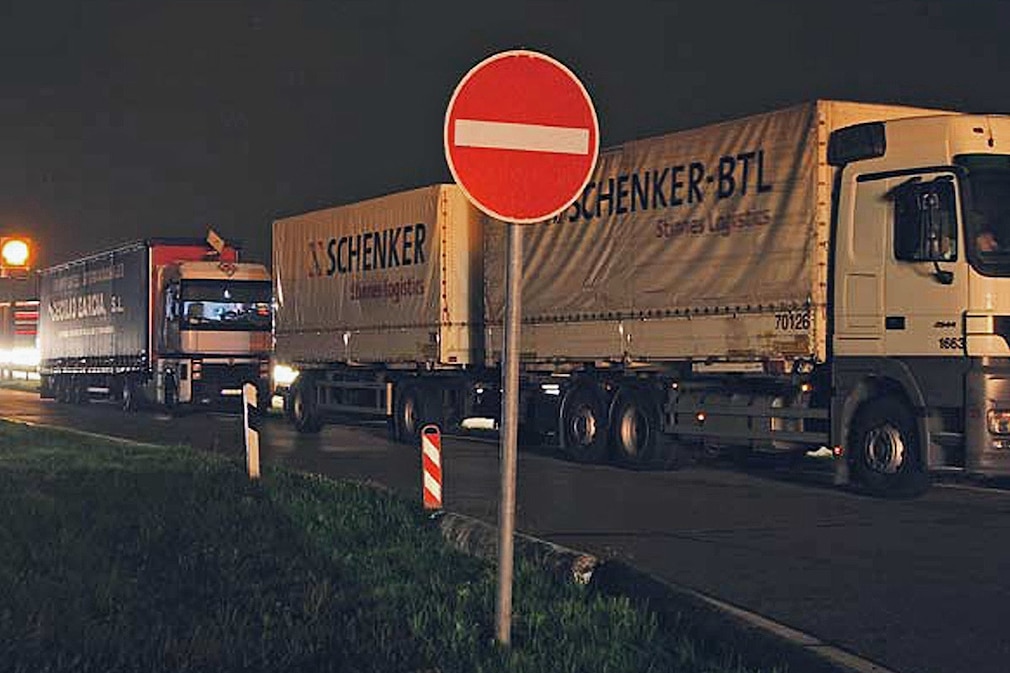 Lkw-Schlange auf Autobahn
