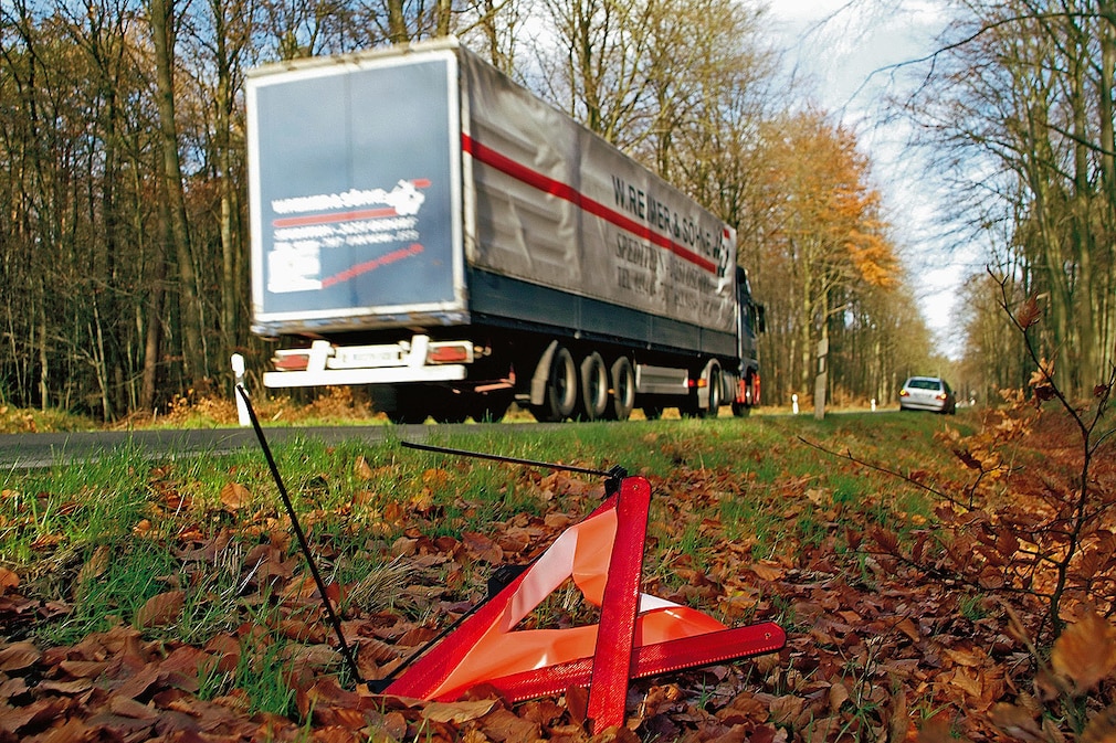 Zerstöres Warndreieck am Straßenrand