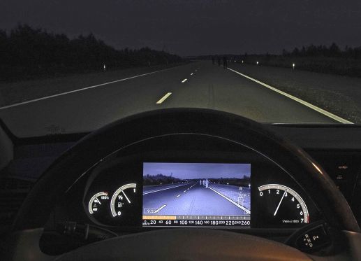 Nachtsichtgeräte sind nur so gut wie der Fahrer, fanden Unfallforscher heraus.