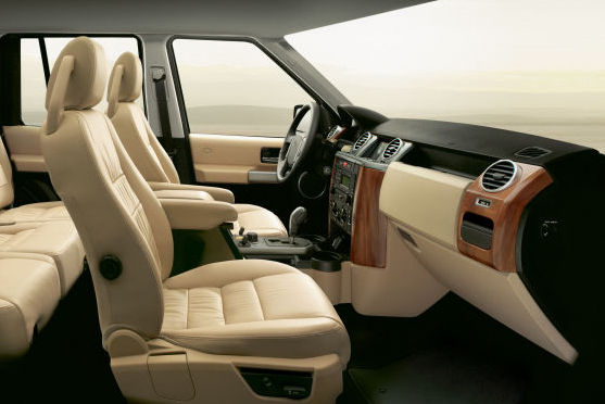 Innen gibt es neue Applikationen, bei der Top-Variante HSE hat der Kunde die Wahl zwischen verschiedenen Edelhölzern.