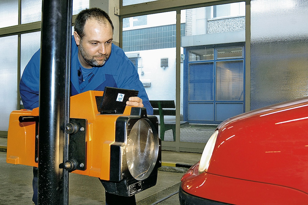 Mehr als ein Drittel der deutschen Autos haben Mängel beim Licht.