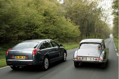 Die DS gewinnt unsere Herzen, der moderne C6 ganz klar den Fahrvergleich: In weniger als zehn Sekunden ...