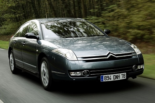 ... sprintet der große Franzose auf Tempo 100. Zwar schwebt er nicht über die Straße wie einst die Göttin, er bietet aber angenehmen Komfort und schluckt die meisten Straßenschäden klaglos.