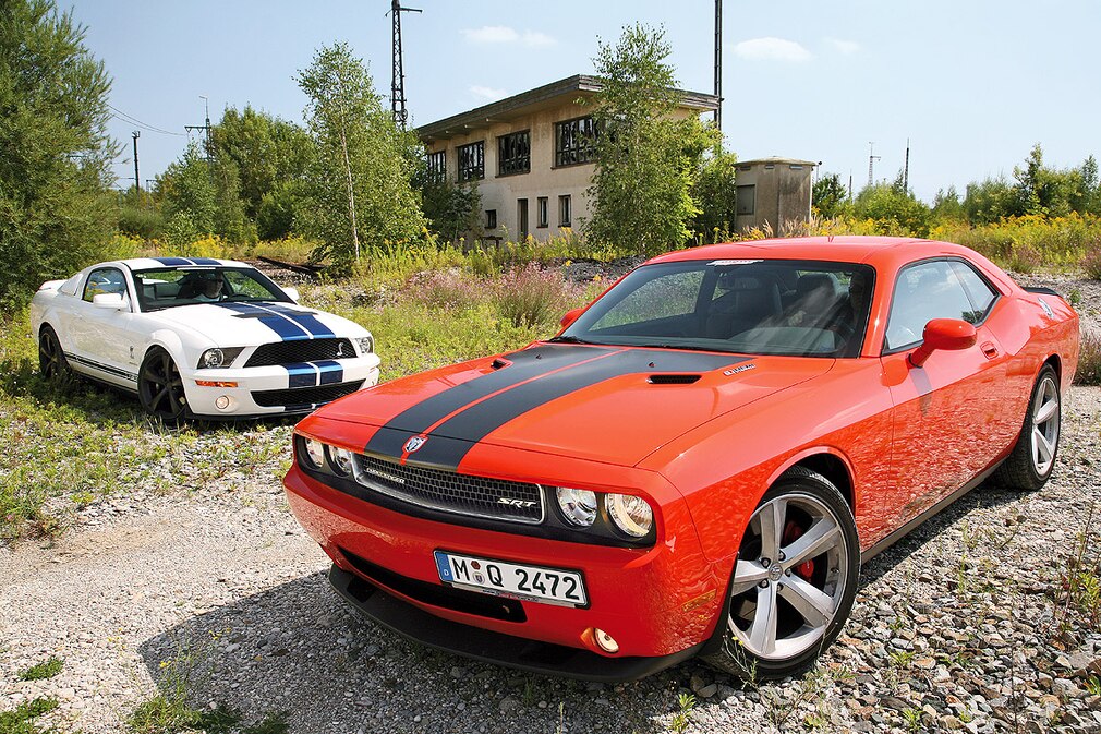 Dodge Challenger SRT8 Ford Shelby GT 500
